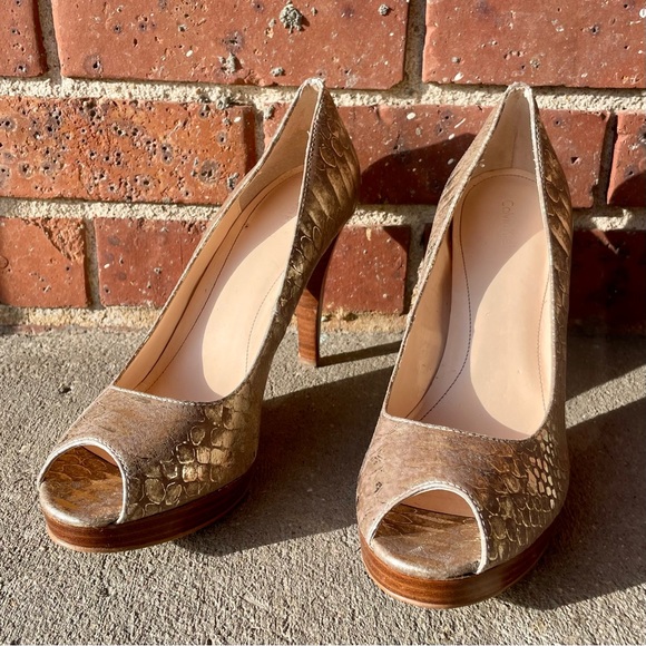 Calvin Klein Sandie Gold Snakeskin Print Faux Wood Peep Toe High Heels - Picture 2 of 13